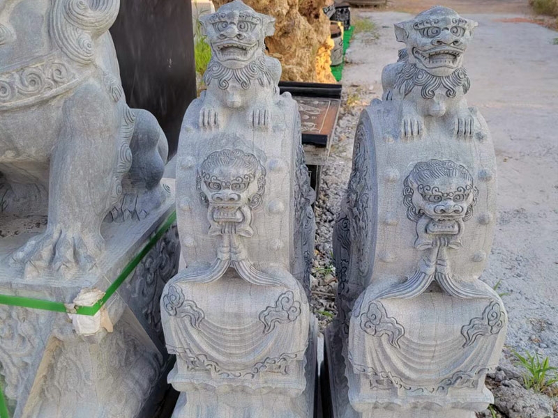 青石門(mén)墩抱鼓石